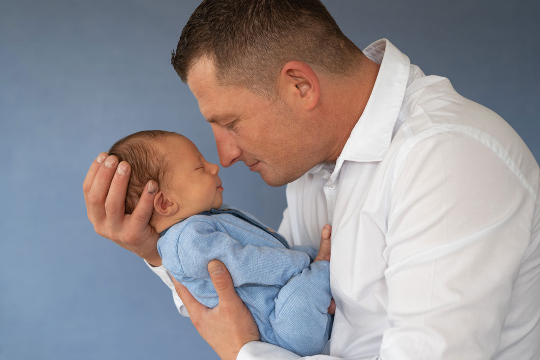 baby-babyfotograf-hildesheim-hannover-sarstedt-natalja-frei-familienfotogra-eltern-vater-junge-babyboy-babyjunge-babyfotoshooting-neugeborene-newborn.jpg
