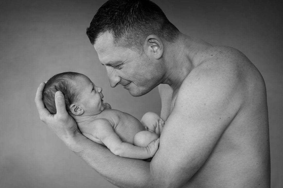 baby-babyfotograf-hildesheim-hannover-sarstedt-natalja-frei-familienfotogra-eltern-vater-junge-babyboy-babyjunge-babyfotoshooting-neugeborene-newborn