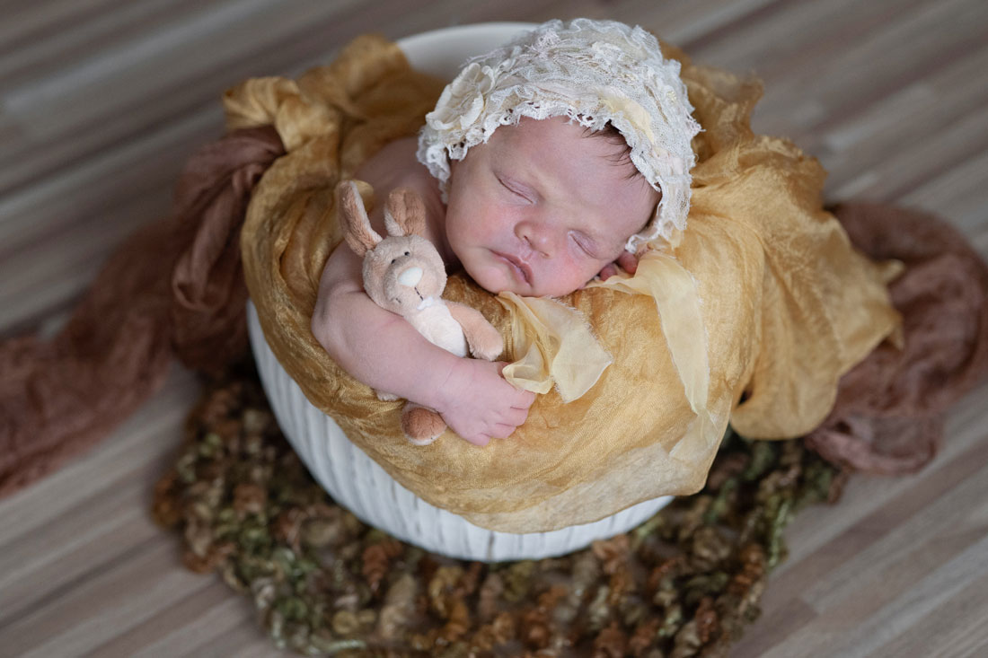 baby-babyfotograf-hildesheim-soelde-burgdorf-baddeckenstedt-burgdorf-natalja-frei-babyfotograf-babygirl-maedchen-babyfotoshooting-neugeborene-newborn-vintagemuetze
