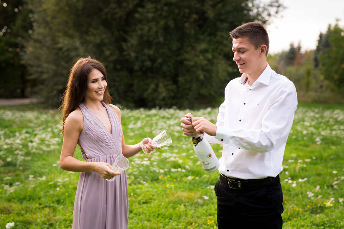 fotograf-natalja-frei-paar-fotoshooting-liebespaar-liebe-ehrlicherpark-wiese-feldbllumen-sekt-sektflasche-oeffnen-hildesheim-braunschweig-schwarzweis-sw