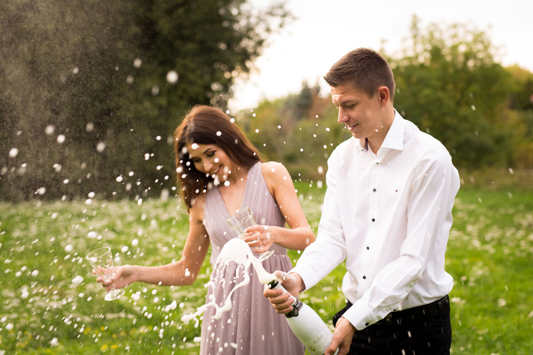 fotograf-natalja-frei-paar-fotoshooting-liebespaar-liebe-ehrlicherpark-wiese-feldbllumen-sekt-sektflasche-oeffnen-sektspritzer-spass-hildesheim-braunschweig-joewiese-hildesheim-hannover