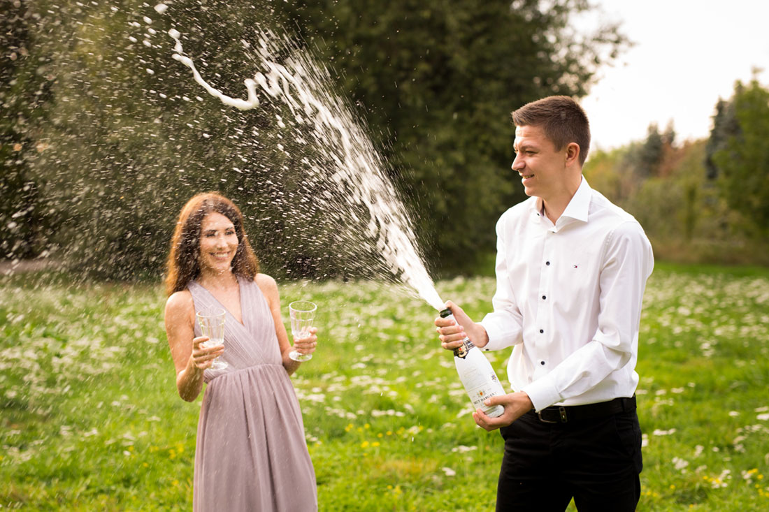 fotograf-natalja-frei-paar-fotoshooting-liebespaar-liebe-ehrlicherpark-wiese-feldbllumen-sekt-sektflasche-oeffnen-sektspritzer-spass-hildesheim-braunschweig-joewiese-hildesheim