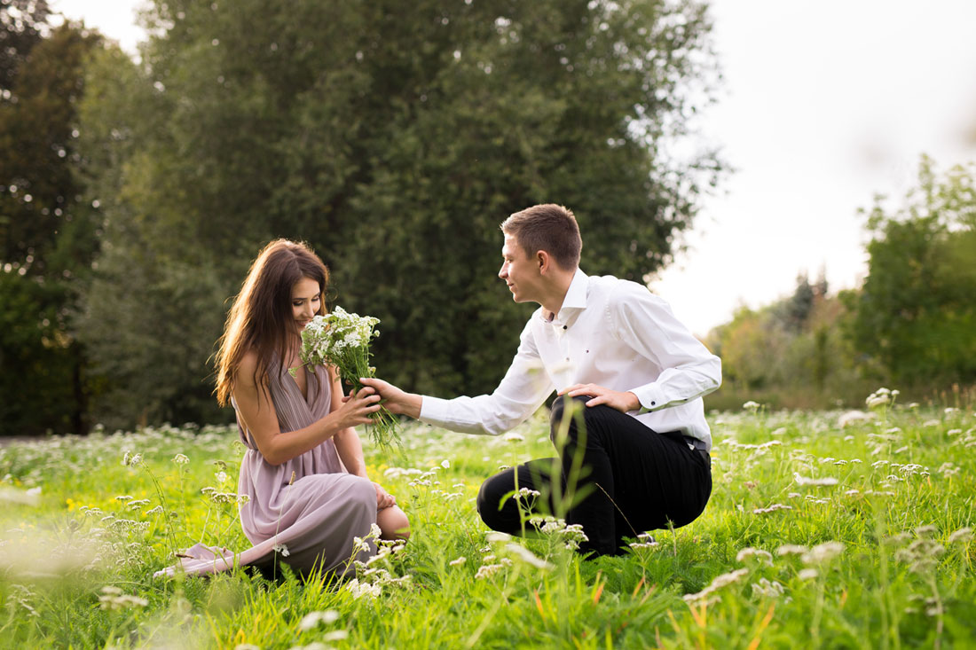 fotograf-natalja-frei-paar-fotoshooting-liebespaar-liebe-ehrlicherpark-wiese-feldbllumen-spaziergang-jowiese-hildesheim-braunschweig-blumenstrauss