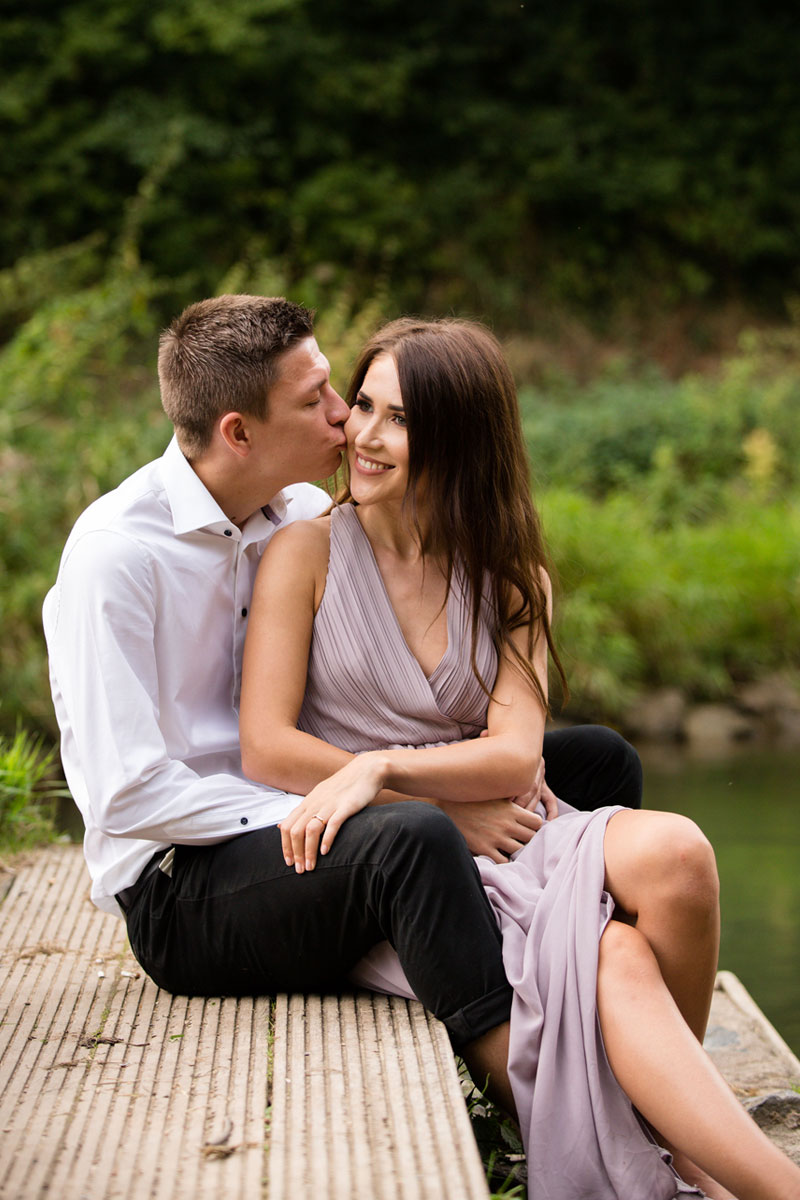 fotograf-natalja-frei-paar-fotoshooting-liebespaar-liebe-innerste-am-wasser-spaziergang-hildesheim-braunschweig-natur-sarstedt-am-see-kuss-spass