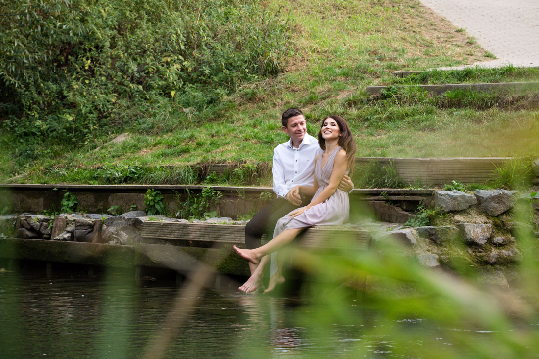 fotograf-natalja-frei-paar-fotoshooting-liebespaar-liebe-innerste-am-wasser-spaziergang-hildesheim-braunschweig-natur-sarstedt-am-see