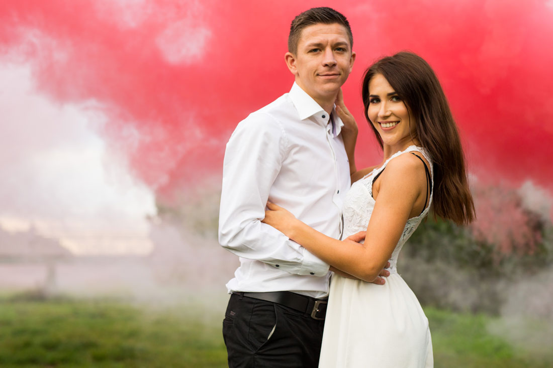 fotograf-natalja-frei-paar-fotoshooting-liebespaar-liebe-jowiese-rauch-rauchbombe-weises-kleid-romantik-hildesheim-braunschweig-hannover-natur-auf-den-arm-nehmen