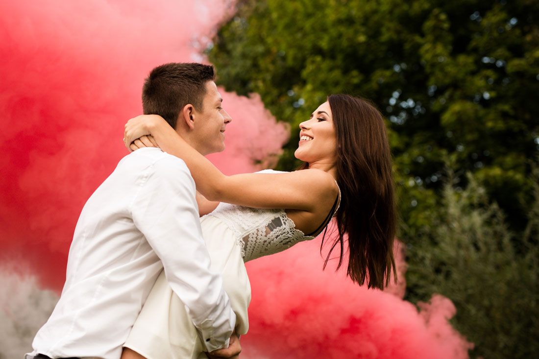 fotograf-natalja-frei-paar-fotoshooting-liebespaar-liebe-jowiese-rauch-rauchbombe-weises-kleid-romantik-hildesheim-braunschweig-hannover-natu