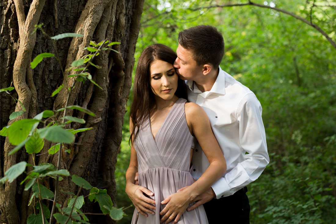 fotograf-natalja-frei-paar-paarfotoshooting-fotoshooting-baum-kuss-kuessen-liebespaar-liebe-ehrlicherpark-hildesheim-bielefeld-hannover-bad-salzdetfurth