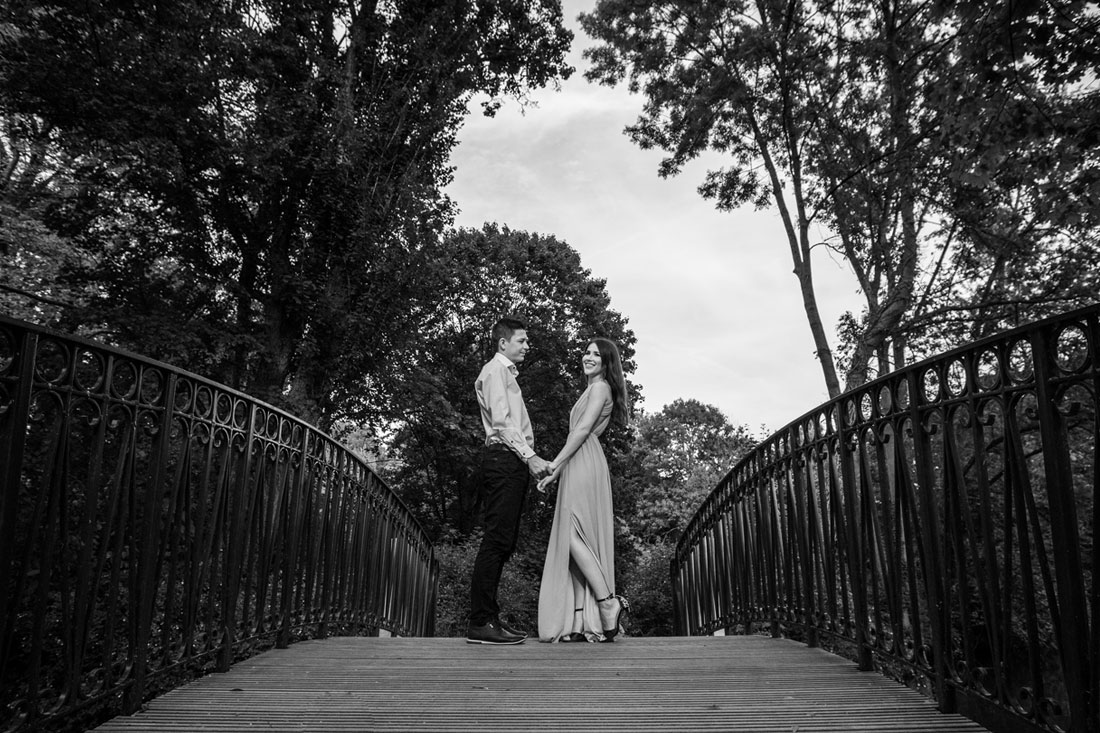 fotograf-natalja-frei-paar-paarfotoshooting-fotoshootinghildesheim-liebespaar-liebe-ehrlicherpark-bruecke-hildesheim-braunschweig-schwarzweis-sw