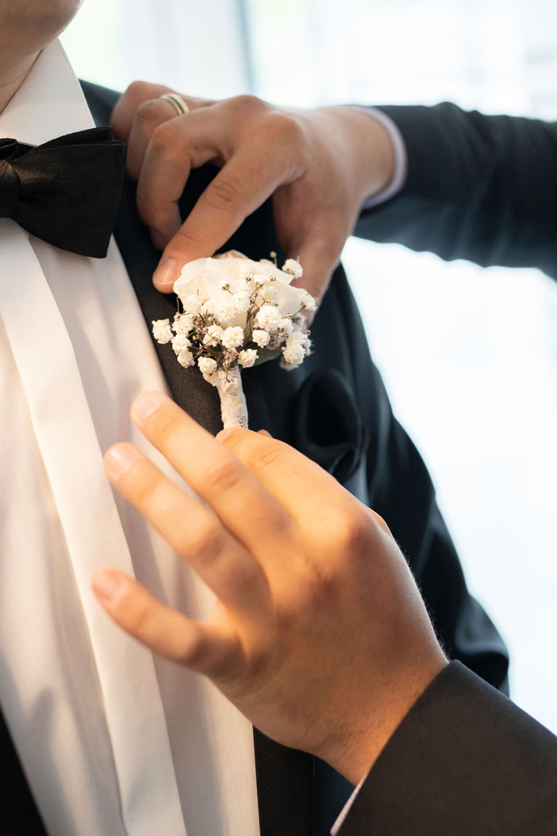 natalja-frei-hochzeitsfotograf-braeutigam-ansteckblume-braeutigamtvorbereitung-getting-ready-hochzeit-fotograf-hildesheim-hannover-salzgitter-hannover-peine-wesendorf-trauzeuge