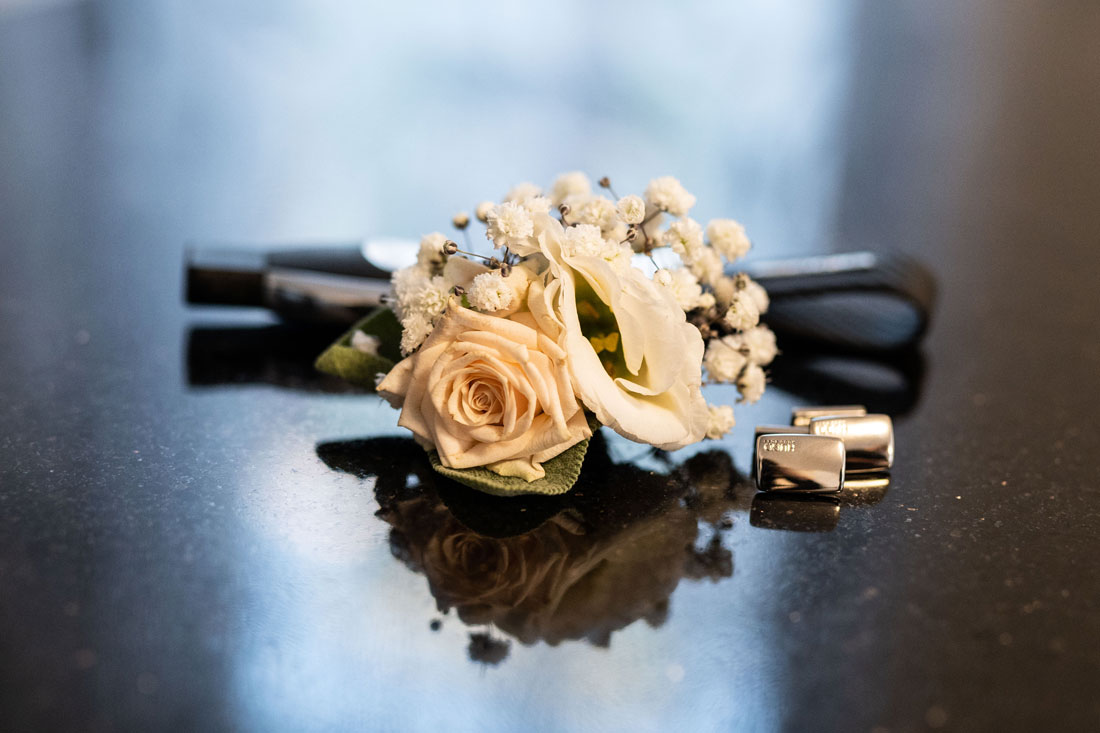natalja-frei-hochzeitsfotograf-braeutigam-braeutigamtvorbereitung-getting-ready-anstecker-details-hochzeit-fotograf-hildesheim-ansteckblume-gifhorn-wesendorf-hannover-bielefeld-bad yenhausen-wolfsburg-sarstedt