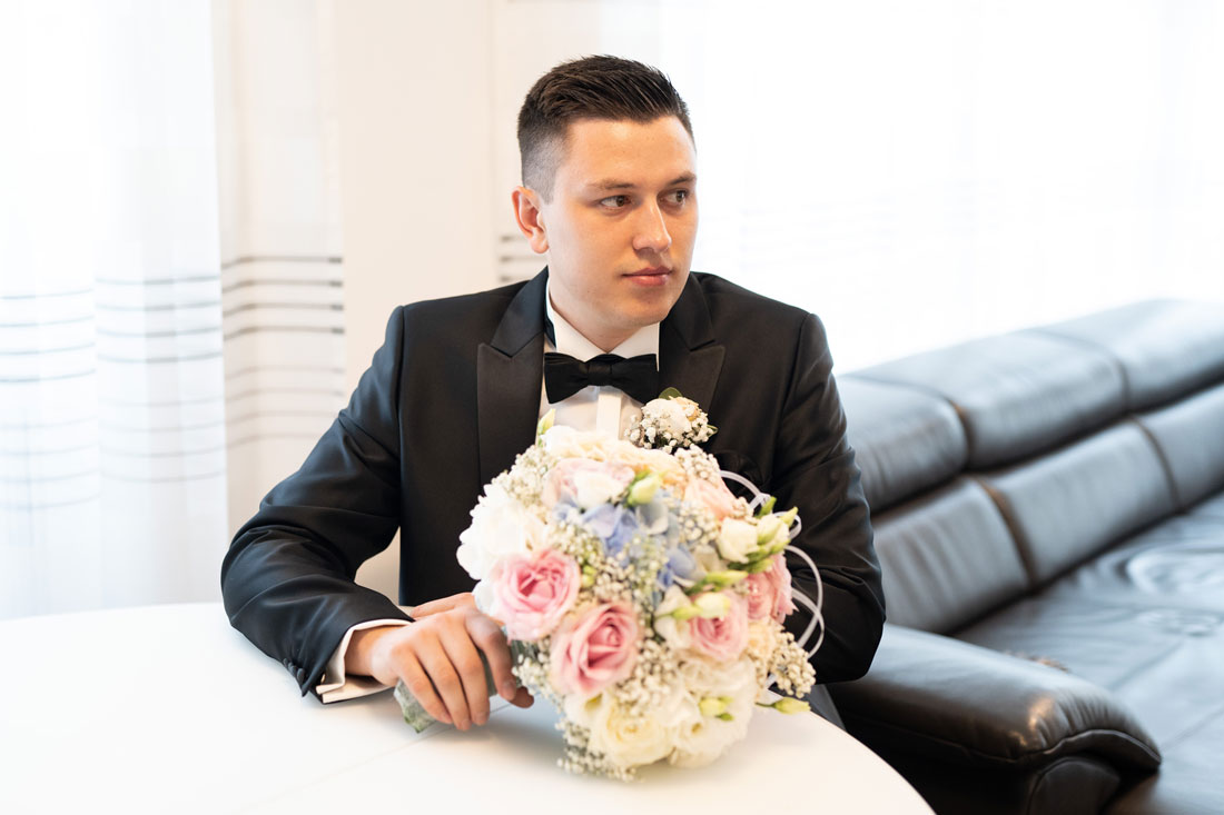 natalja-frei-hochzeitsfotograf-braeutigam-mit-blumenstrauss-braeutigamtvorbereitung-getting-ready-hochzeit-fotograf-hildesheim-hannover-hildeshheim-goslar-hameln