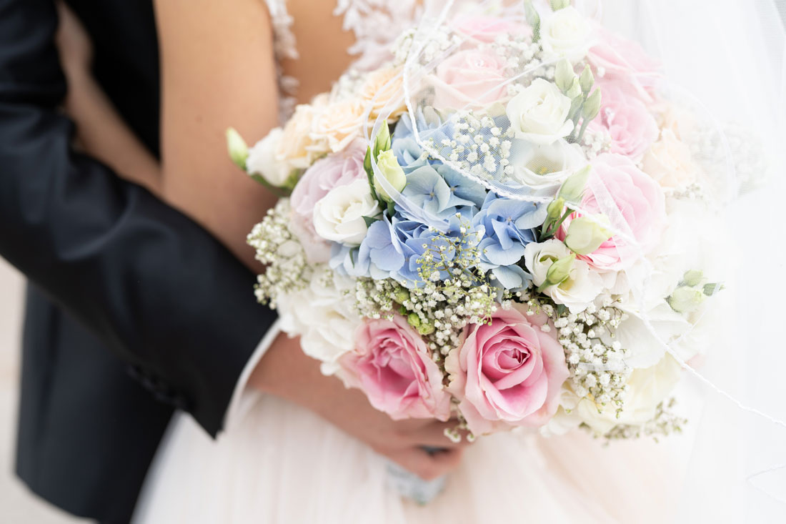 natalja-frei-hochzeitsfotograf-braut-braeutigam-brautpaar-tor-hochzeit-hildesheim-hochzeitspaar-blumenstrauss-nahaufnahme-hildesheim-sarstedt-hannover-braunschweig-schwetzingen-lüneburg-euelzen