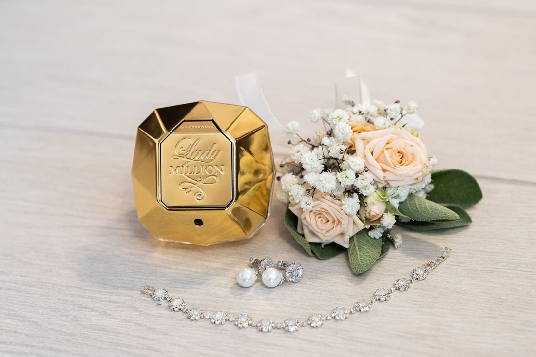 natalja-frei-hochzeitsfotograf-braut-brautvorbereitung-getting-ready-ohrringe-details-hochzeit-fotograf-hildesheim-parfuem-armband-hannover-hildesheim-goslar-elze-peine-gifhorn-wolfsburg-peine