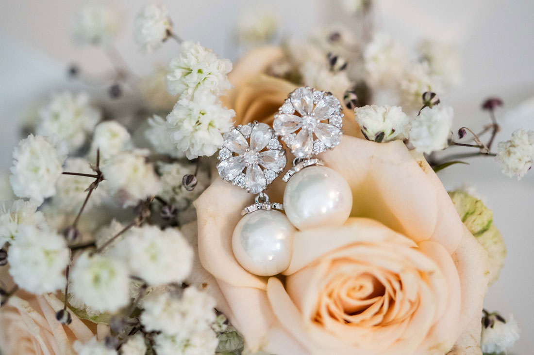natalja-frei-hochzeitsfotograf-ohrringe-brautvorbereitung-getting-ready-hochzeit-fotograf-hannover-hildesheim-höxter-wernigerrode-northeim-göttingen-kassel-mannheim-bad aarolsen