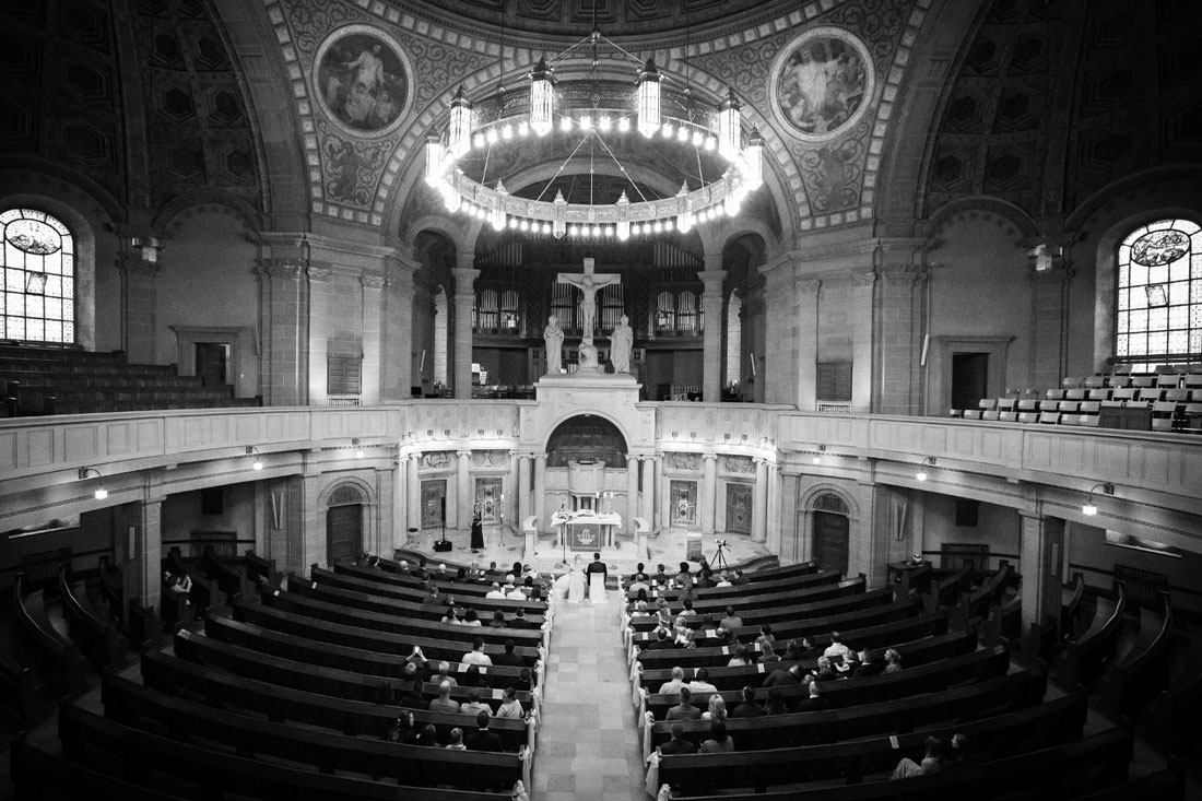 natalja-frei-hochzeitsfotograf-christuskirche-mannheim-brautpaar-hochzeit-kronleuchter-kirchliche-trauung-hannover-hildesheim-wolfsburg-celle-salzgitter-peine