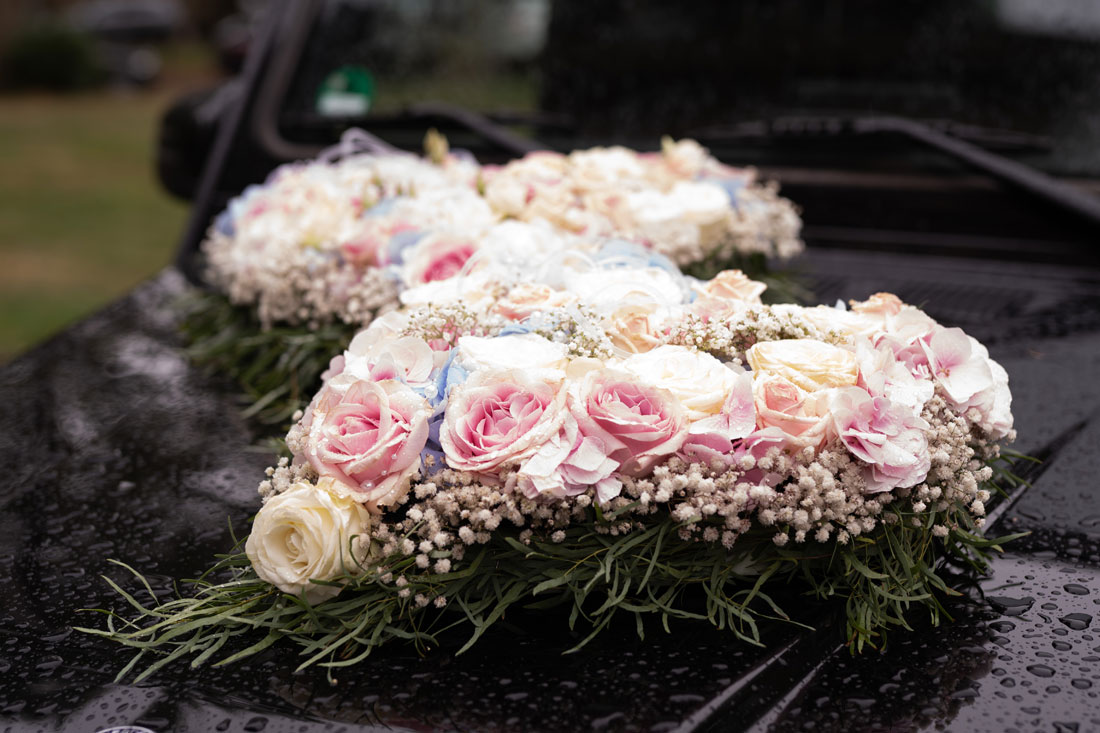 natalja-frei-hochzeitsfotograf-mannheim-brautpaar-hochzeit-auto-hochzeitsauto-autobesteck-nahaufnahme-hildesheim-hannover-sarstedt-höxter-wernigerrode-braunschweig-peine-duderstadt