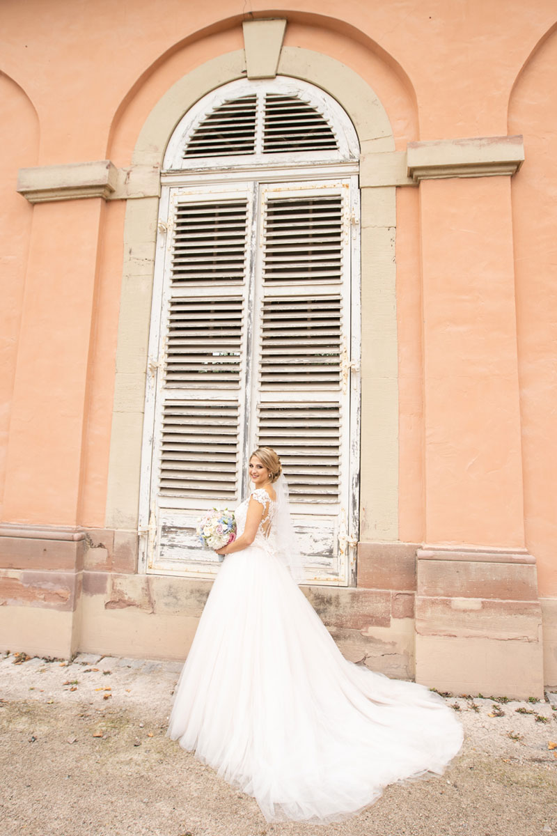 natalja-frei-hochzeitsfotograf-schwetzinger-schloss-schwetzingen-braut-hildesheim-hannover-fenster-mannheim-hannover-hildesheim-sarstedt-eulzen-lüneburg-park-fenster-sarstedt