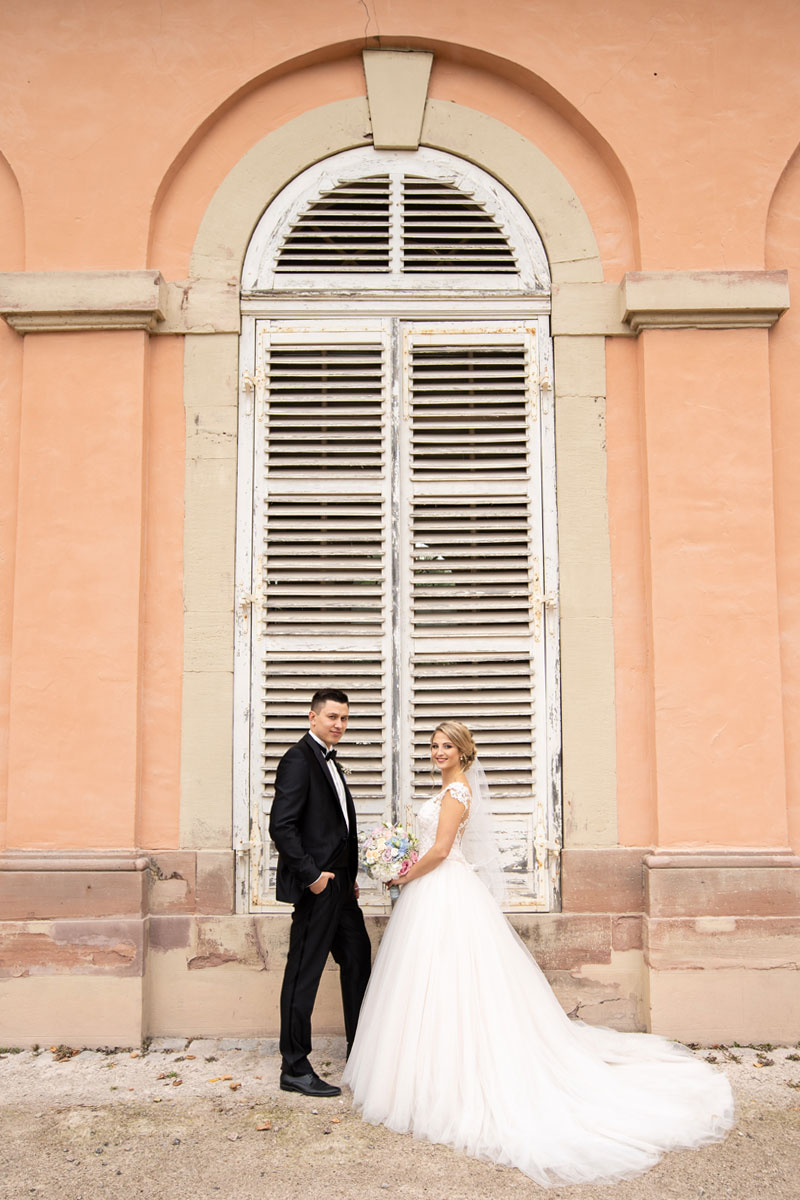 brautpaar-natalja-frei-hochzeitsfotograf-schwetzinger-schloss-schwetzingen-hochzeit-park-braeutigem-hildesheim-hannover-fenster-portrait-mannheim-sarstedt-bielefeld-altwarnbüchern-sarstedt-elze-winsen-lüneburg-fenster
