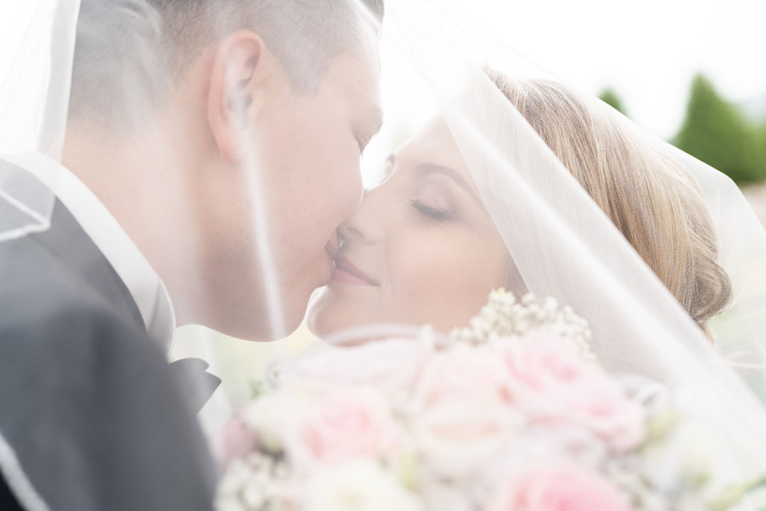 natalja-frei-hochzeitsfotograf-schwetzinger-schloss-schwetzingen-brautpaar-braut-braeutigem-hildesheim-hannover-schleier-kuss-hochzeitskuss-mannheim-sarstedt-nienburg-frankfuhrt