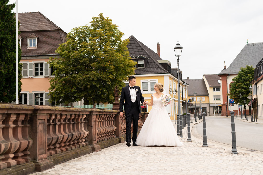 natalja-frei-hochzeitsfotograf-schwetzinger-schloss-schwetzingen-brautpaar-braut-braeutigem-hildesheim-mannheim-spaziergang-spazieren-bielefeld-porta westfalica-hannover-hildesheim-nienburg-schwetzingen