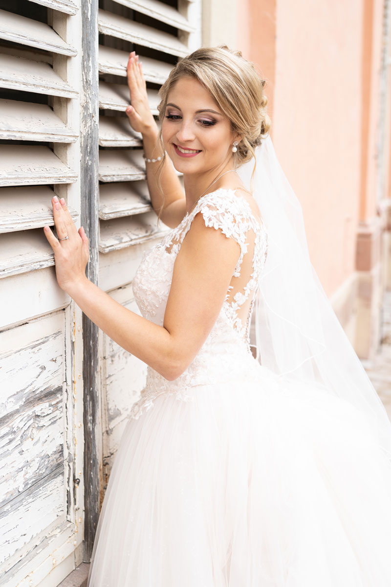 natalja-frei-hochzeitsfotograf-schwetzinger-schloss-schwetzingen-hochzeit-park-braeutigem-hildesheim-hannover-fenster-portrait-mannheim-sarstedt-bielefeld-altwarnbüchern-sarstedt-elze-winsen-lüneburg