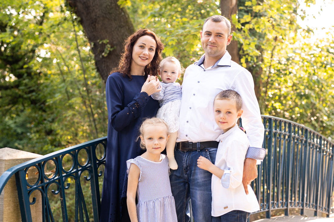 natalja-frei-fotograf-familienfotograf-kinder-kinderfotos-park-hildesheim-alfeld-braunschweig-salzgitter-familie-familienfotos-hildesheim-gifhorn-gronau-brücke-park