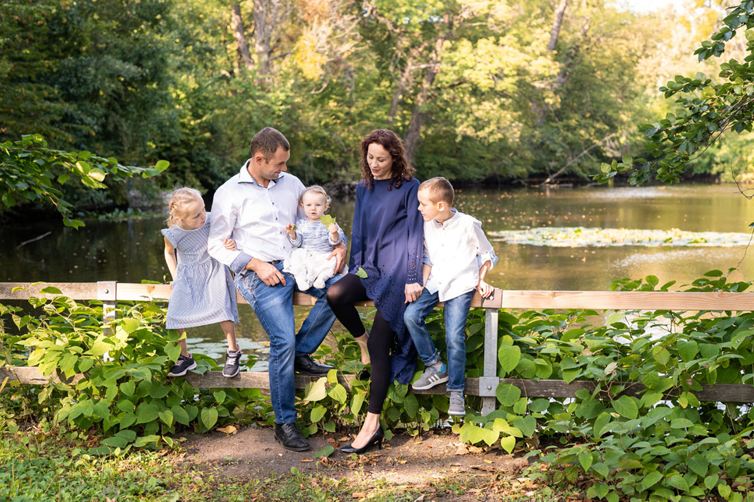 natalja-frei-fotograf-familienfotograf-kinder-kinderfotos-park-hildesheim-sarstedt-braunschweig-alfeld-familie-familienfotos-gronau-salzgitter-zaun