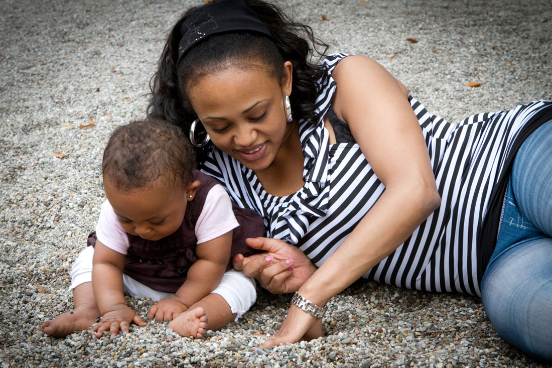 natalja-frei-fotografie-baby-familie-hildesheim-maedchen-kinder-kinderfotoshooting-baby-sarsted-mutterkind-mutter-kind-spielplatz-spielen-salzgitter-alfeld-hildesheim-mutter-tochter-braunschweig