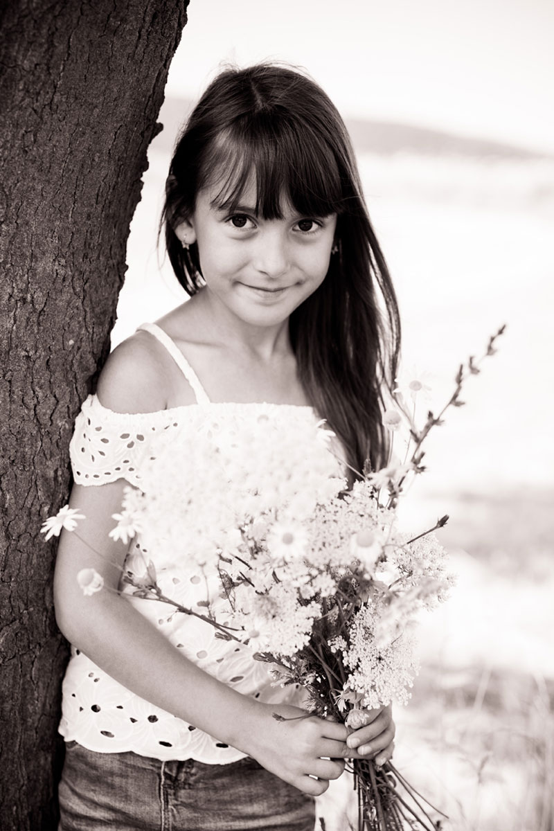 natalja-frei-fotografie-feld-blumen-blumenwiese-hildesheim-maedchen-kinder-kinderfotoshooting-hildesheim-sarstedt-alfeld-hannover-sarstedt-gronau-blumenstrauß-feldblumen