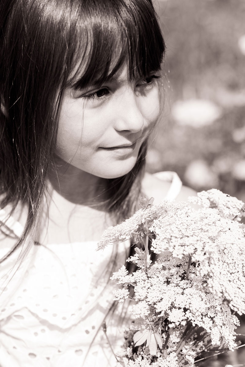 natalja-frei-fotografie-feld-blumen-blumenwiese-hildesheim-maedchen-kinder-kinderfotoshooting-hildesheim-sarstedt-alfeld-hannover-sarstedt-gronau-blumenstrauß-feldblumen-portrait-nahaufnahme-alfeld