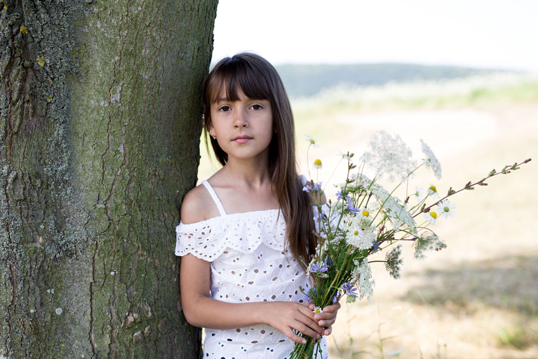 natalja-frei-fotografie-feld-blumen-blumenwiese-hildesheim-maedchen-kinder-kinderfotoshooting-hildesheim-sarstedt-hannover-am-baum-blumenstrauss-braunschweig-hannover