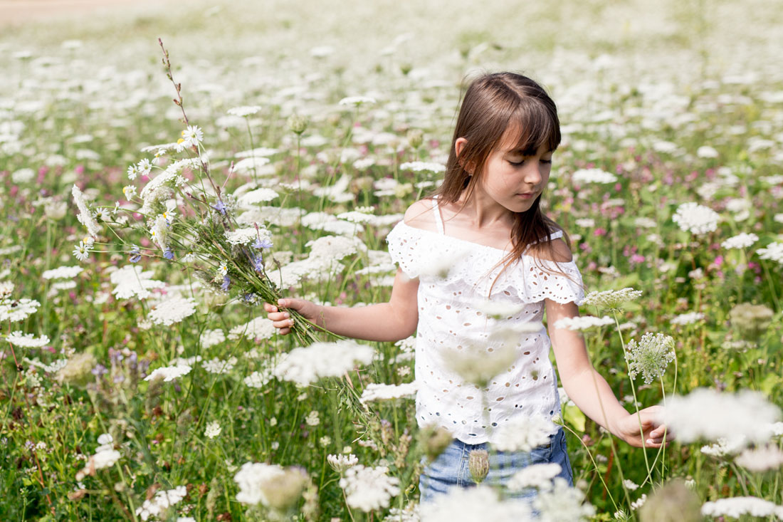 natalja-frei-fotografie-feld-blumen-blumenwiese-hildesheim-maedchen-kinder-kinderfotoshooting-hildesheim-sarstedt-hannover-park-harsum-algermissen