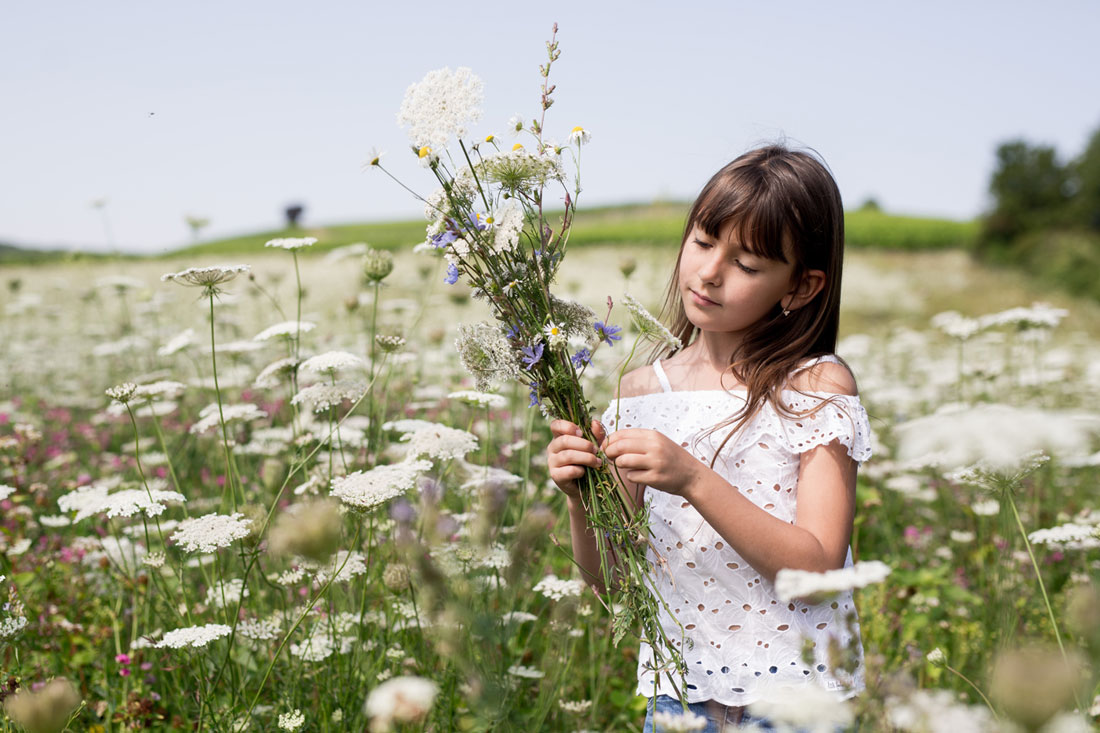 natalja-frei-fotografie-feld-blumen-blumenwiese-hildesheim-maedchen-kinder-kinderfotoshooting-hildesheim-sarstedt-hannover-pfluecken-blumen-algermissen-gronau-peine