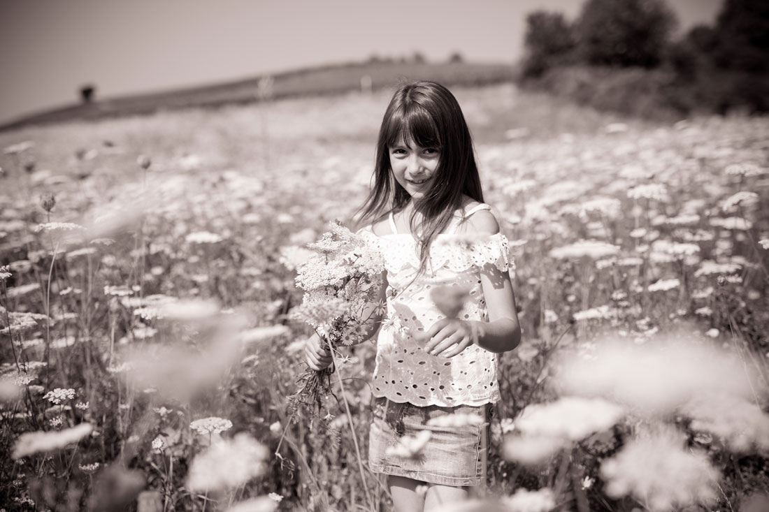 natalja-frei-fotografie-feld-blumen-blumenwiese-hildesheim-maedchen-kinder-kinderfotoshooting-hildesheim-sarstedt-hannover-emmerke-harsum