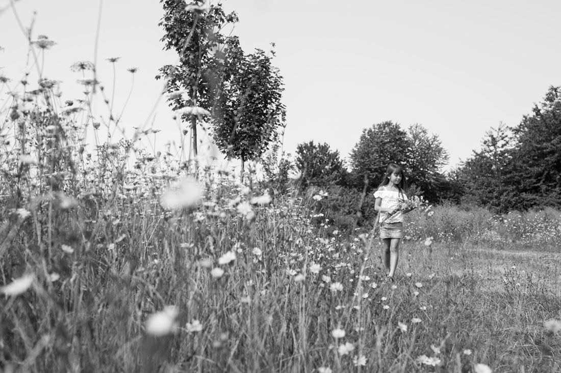 natalja-frei-fotografie-feld-blumen-blumenwiese-hildesheim-maedchen-kinder-kinderfotoshooting-hildesheim-sarstedt-hannover-spaziergang-sarstedt-emmerke-alfeld-hameln