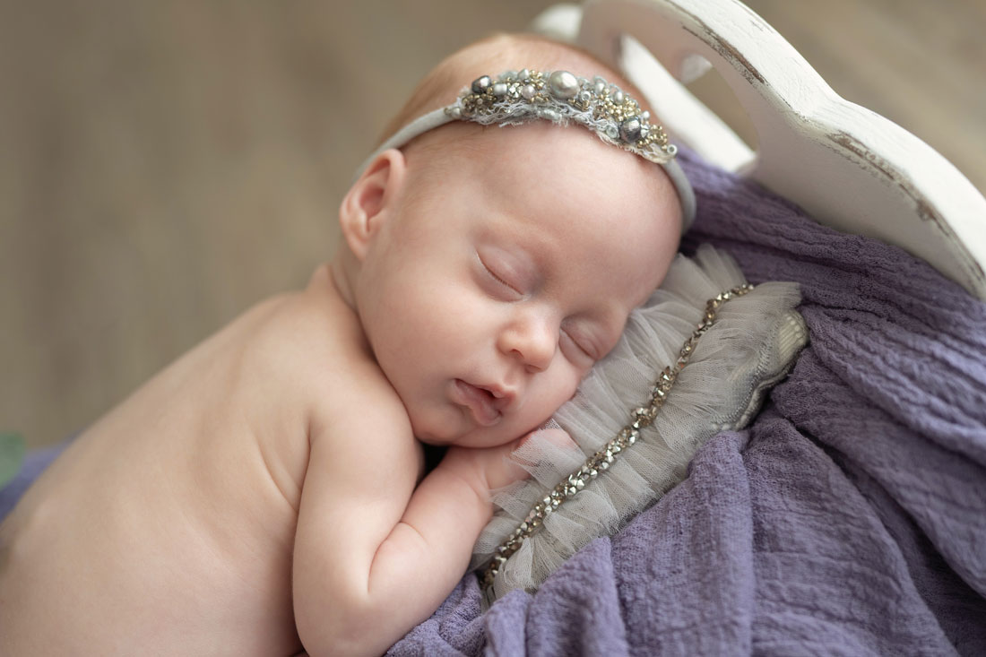 baby-babyfotograf-hildesheim-hannover-sarstedt-natalja-frei-familienfotograf-mädchen-braunschweig-babyfotoshooting-neugeborene-newbornharsum-giese-diekholzen-sibbesse-eberholzen-nordstemmen-gronau-elze-banteln-bad-salzdetfurth-holle-schellerten-burgdorf-söhlde-algermissen-peine-lehrte-sarstedt-springe-coppenbrüge-pattensen-garbsen-lebenstedt-baddeckenstedt-vechelde-sehnde-hannover-hameln-salzhemmendorf-eschershausen-freden-emmertal-bad-nenndorf-holzminden-eschershausen-freden-delligsen-einbeck-bad-gandersheim-bockenem-heere-gifhorn-braunschweig-meinersen-meine-celle-burgdorf-edemissen-vechelde-ilsede-emmerke-groß-görste-ahrbergen-laatzen-burgdorf-altwarmbüchern-langenhagen-hannover-ricklingen-empelde-wolfsburg-burgwedel