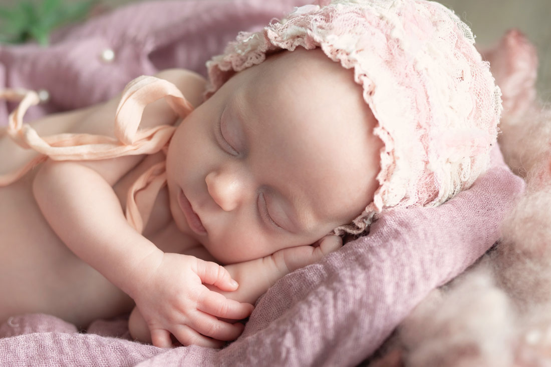 baby-babyfotograf-hildesheim-hannover-sarstedt-natalja-frei-familienfotograf-mädchen-babygirl- braunschweig-babyfotoshooting-neugeborene-newborn-harsum-giesen-diekholzen-sibbesse-eberholzen-nordstemmen-gronau-elze-banteln-bad-salzdetfurth-holle-schellerten-burgdorf-söhlde-algermissen-peine-lehrte-sarstedt-springe-coppenbrüge-pattensen-garbsen-lebenstedt-baddeckenstedt-vechelde-sehnde-hannover-hameln-salzhemmendorf-eschershausen-freden-emmertal-bad-nenndorf-holzminden-freden-delligsen-einbeck-bad-gandersheim-bockenem-heere-gifhorn-braunschweig-meinersen-meine-celle-burgdorf-edemissen-vechelde-ilsede-emmerke-groß-förste-ahrbergen-laatzen-burgdorf-altwarmbüchern-langenhagen-hannover-ricklingen-empelde-wolfsburg-burgwedel-harsum-gronau-elze-emmerke-giesen--diekholzen-bad-salzdetfurth-bockenem-holle