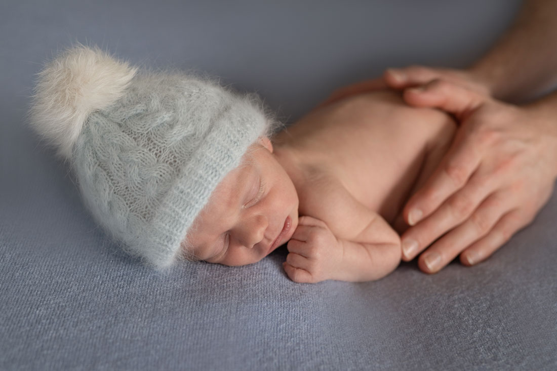 baby-babyfotograf-hildesheim-hannover-sarstedt-natalja-frei-familienfotograf-junge-babyboy-boy-braunschweig-babyfotoshooting-neugeborene-newborn-harsum-giesen-diekholzen-sibbesse-eberholzen-nordstemmen-gronau-elze-banteln-bad-salzdetfurth-holle-schellerten-burgdorf-söhlde-algermissen-peine-lehrte-sarstedt-springe-coppenbrüge-pattensen-garbsen-lebenstedt-baddeckenstedt-vechelde-sehnde-hannover-hameln-salzhemmendorf-eschershausen-freden-emmertal-bad-nenndorf-holzminden-freden-delligsen-einbeck-bad-gandersheim-bockenem-heere-gifhorn-braunschweig-meinersen-meine-celle-burgdorf-edemissen-vechelde-ilsede-emmerke-groß-förste-ahrbergen-laatzen-burgdorf-altwarmbüchern-langenhagen-hannover-ricklingen-empelde-wolfsburg-burgwedel-harsum-gronau-elze-emmerke-giesen--diekholzen-bad-salzdetfurth-bockenem-holle