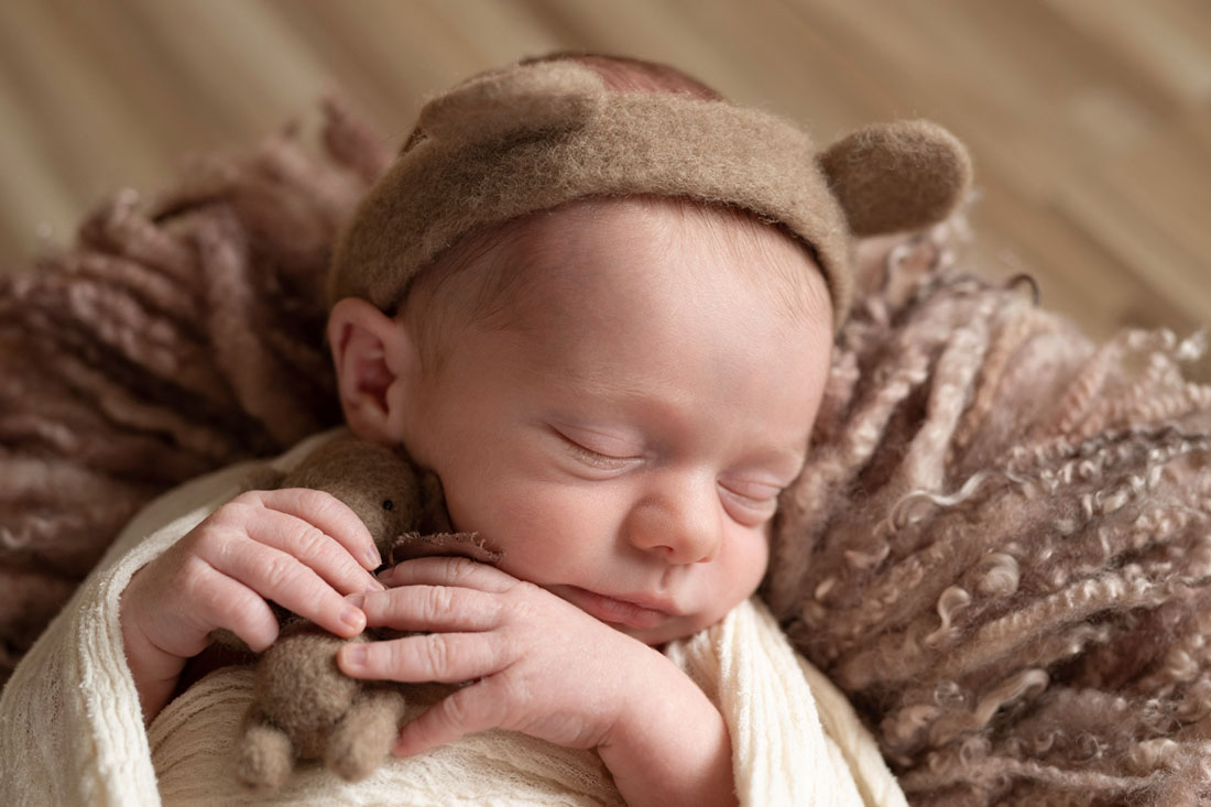 baby-babyfotograf-hildesheim-hannover-sarstedt-natalja-frei-familienfotograf-junge-babyboy-boy-braunschweig-babyfotoshooting-neugeborene-newborn-harsum-giesen-diekholzen-sibbesse-eberholzen-nordstemmen-gronau-elze-banteln-bad-salzdetfurth-holle-schellerten-burgdorf-söhlde-algermissen-peine-lehrte-sarstedt-springe-coppenbrüge-pattensen-garbsen-lebenstedt-baddeckenstedt-vechelde-sehnde-hannover-hameln-salzhemmendorf-eschershausen-freden-emmertal-bad-nenndorf-holzminden-freden-delligsen-einbeck-bad-gandersheim-bockenem-heere-gifhorn-braunschweig-meinersen-meine-celle-burgdorf-edemissen-vechelde-ilsede-emmerke-groß-förste-ahrbergen-laatzen-burgdorf-altwarmbüchern-langenhagen-hannover-ricklingen-empelde-wolfsburg-burgwedel-harsum-gronau-elze-emmerke-giesen--diekholzen-bad-salzdetfurth-bockenem-holle