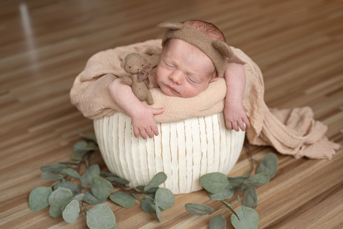 baby-babyfotograf-hildesheim-hannover-sarstedt-natalja-frei-familienfotograf-junge-babyboy-boy-braunschweig-babyfotoshooting-neugeborene-newborn-harsum-giesen-diekholzen-sibbesse-eberholzen-nordstemmen-gronau-elze-banteln-bad-salzdetfurth-holle-schellerten-burgdorf-söhlde-algermissen-peine-lehrte-sarstedt-springe-coppenbrüge-pattensen-garbsen-lebenstedt-baddeckenstedt-vechelde-sehnde-hannover-hameln-salzhemmendorf-eschershausen-freden-emmertal-bad-nenndorf-holzminden-freden-delligsen-einbeck-bad-gandersheim-bockenem-heere-gifhorn-braunschweig-meinersen-meine-celle-burgdorf-edemissen-vechelde-ilsede-emmerke-groß-förste-ahrbergen-laatzen-burgdorf-altwarmbüchern-langenhagen-hannover-ricklingen-empelde-wolfsburg-burgwedel-harsum-gronau-elze-emmerke-giesen--diekholzen-bad-salzdetfurth-bockenem-holle
