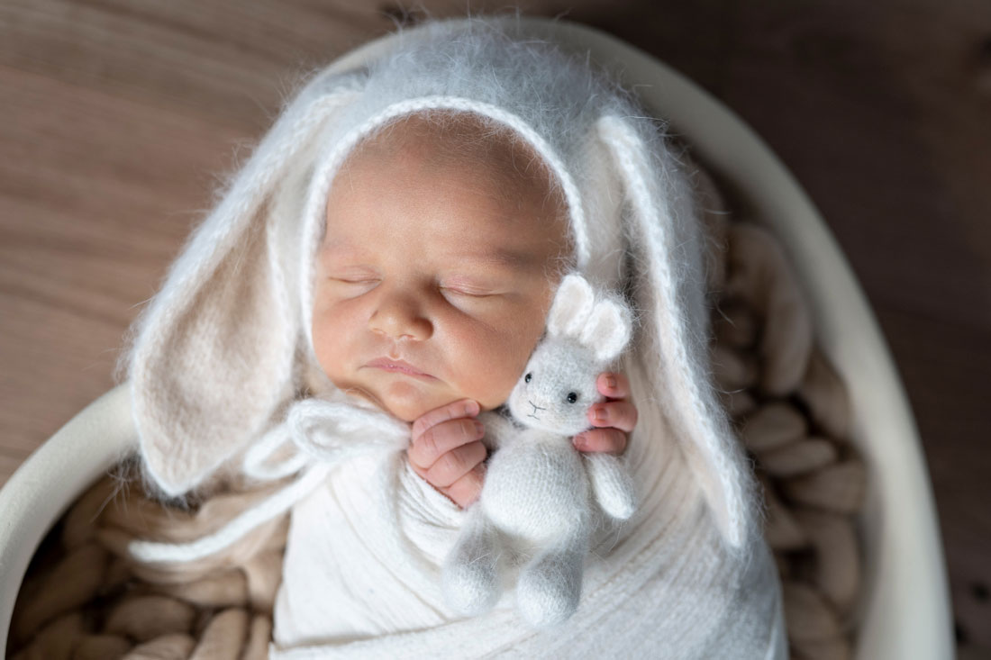 baby-babyfotograf-hildesheim-hannover-natalja-frei-familienfotograf-junge-babyboy-babyjunge-babyfotoshooting-neugeborene-newborn-häschen-sibbesse-diekholzen-alfeld-Bad Salzdetfurth-Lamspringe-Wesseln-Bodenburg-Sehlem-Petze-Adenstedt- Wrisbergholzen-Gross Düngen-Freden-Delligsen-Sarstedt-Emmerke-Hasede-Gronau (Leine)-Petze