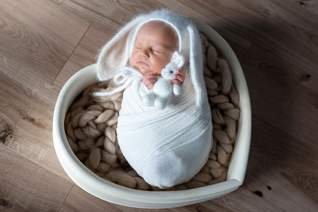 baby-babyfotograf-hildesheim-hannover-natalja-frei-familienfotograf-junge-babyboy-babyjunge-babyfotoshooting-neugeborene-newborn-häschen-sibbesse-diekholzen-alfeld-Bad Salzdetfurth-Lamspringe-Wesseln-Bodenburg-Sehlem-Petze-Adenstedt- Wrisbergholzen-Gross Düngen-Freden-Delligsen-Sarstedt-Emmerke-Hasede-Gronau (Leine)-Petze