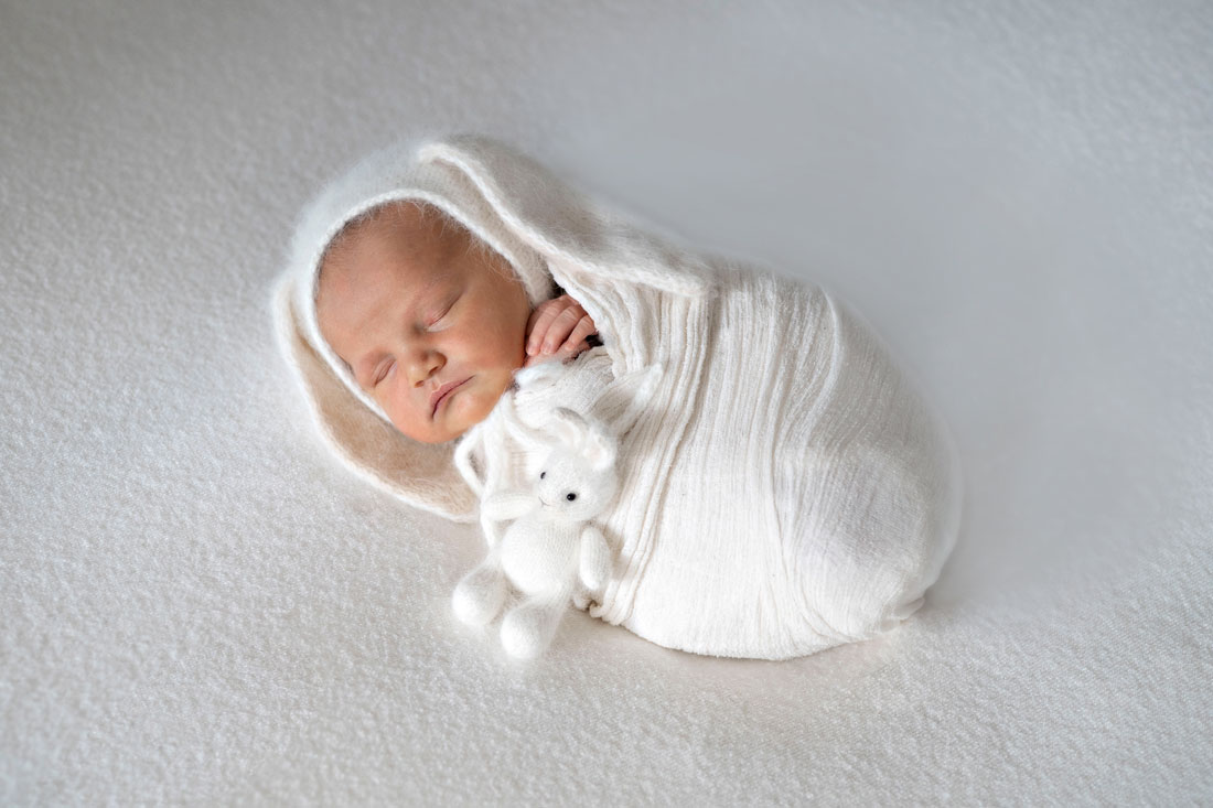 baby-babyfotograf-hildesheim-hannover-natalja-frei-familienfotograf-junge-babyboy-babyjunge-babyfotoshooting-neugeborene-newborn-häschen-sibbesse-diekholzen-alfeld-Bad Salzdetfurth-Lamspringe-Wesseln-Bodenburg-Sehlem-Petze-Adenstedt- Wrisbergholzen-Gross Düngen-Freden-Delligsen-Sarstedt-Emmerke-Hasede-Gronau (Leine)-Petze