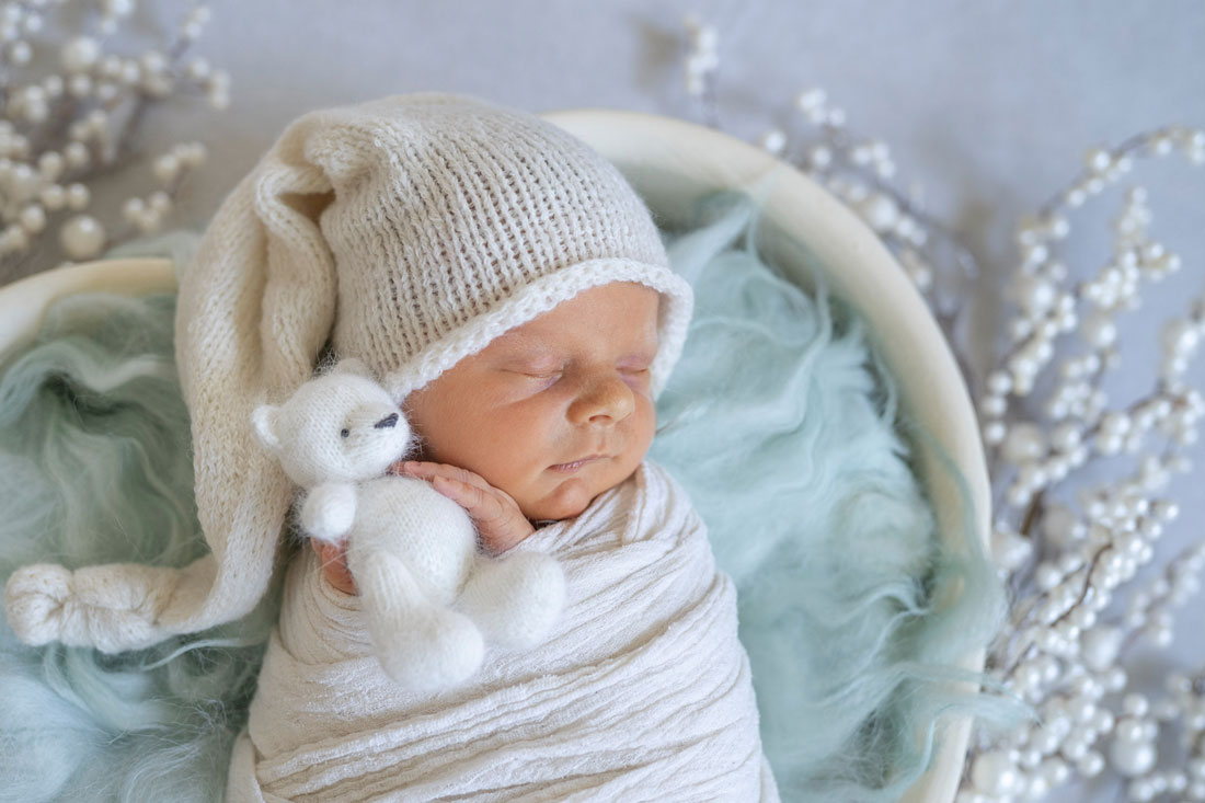 baby-babyfotograf-hildesheim-hannover-natalja-frei-familienfotograf-junge-babyboy-babyjunge-babyfotoshooting-neugeborene-newborn-sibbesse-diekholzen-alfeld-Bad Salzdetfurth-Lamspringe-Wesseln-Bodenburg-Sehlem-Petze-Adenstedt- Wrisbergholzen-Gross Düngen-Freden-Delligsen-Sarstedt-Emmerke-Hasede-Gronau (Leine)-Petze-Zipfelmütze