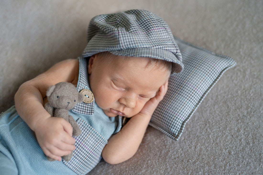 baby-babyfotograf-hildesheim-hannover-natalja-frei-familienfotograf-junge-babyboy-babyjunge-babyfotoshooting-neugeborene-newborn-sibbesse-diekholzen-alfeld-Bad Salzdetfurth-Lamspringe-Wesseln-Bodenburg-Sehlem-Petze-Adenstedt- Wrisbergholzen-Gross Düngen-Freden-Delligsen-Sarstedt-Emmerke-Hasede-Gronau (Leine)-Petze-Zipfelmütze