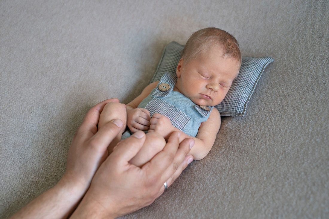 baby-babyfotograf-hildesheim-hannover-natalja-frei-familienfotograf-junge-babyboy-babyjunge-babyfotoshooting-neugeborene-newborn-sibbesse-diekholzen-alfeld-Bad Salzdetfurth-Lamspringe-Wesseln-Bodenburg-Sehlem-Petze-Adenstedt- Wrisbergholzen-Gross Düngen-Freden-Delligsen-Sarstedt-Emmerke-Hasede-Gronau (Leine)-Petze-papashände