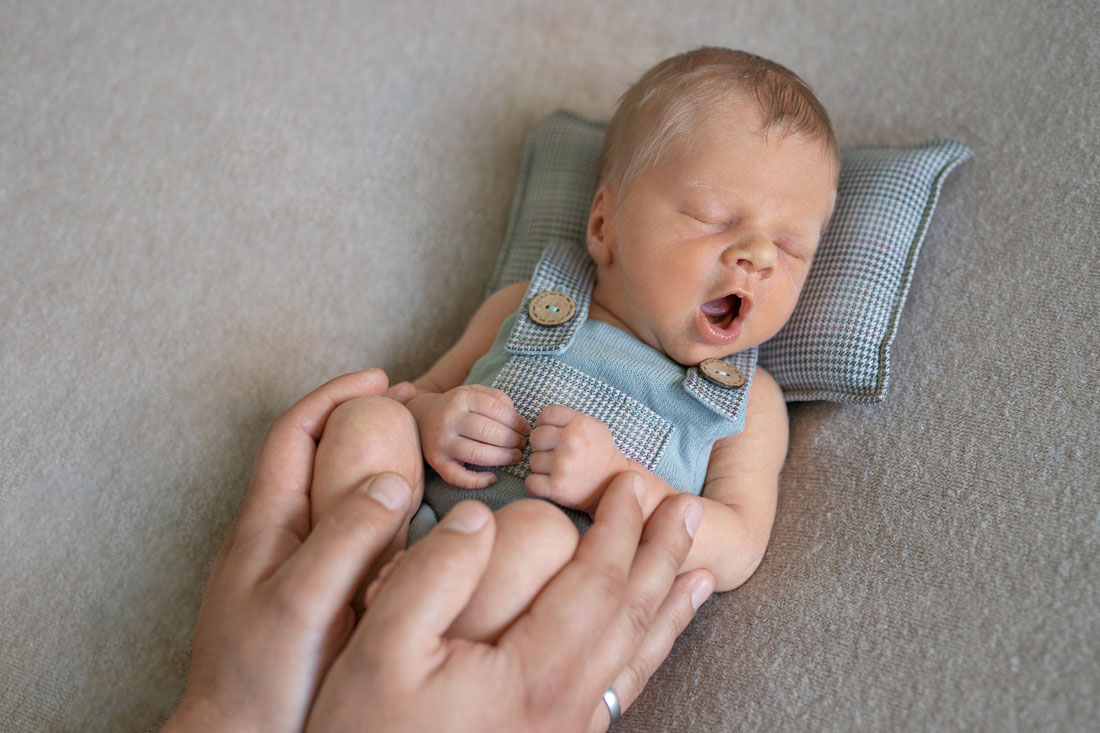 baby-babyfotograf-hildesheim-hannover-natalja-frei-familienfotograf-junge-babyboy-babyjunge-babyfotoshooting-neugeborene-newborn-sibbesse-diekholzen-alfeld-Bad Salzdetfurth-Lamspringe-Wesseln-Bodenburg-Sehlem-Petze-Adenstedt- Wrisbergholzen-Gross Düngen-Freden-Delligsen-Sarstedt-Emmerke-Hasede-Gronau (Leine)-Petze-papashände