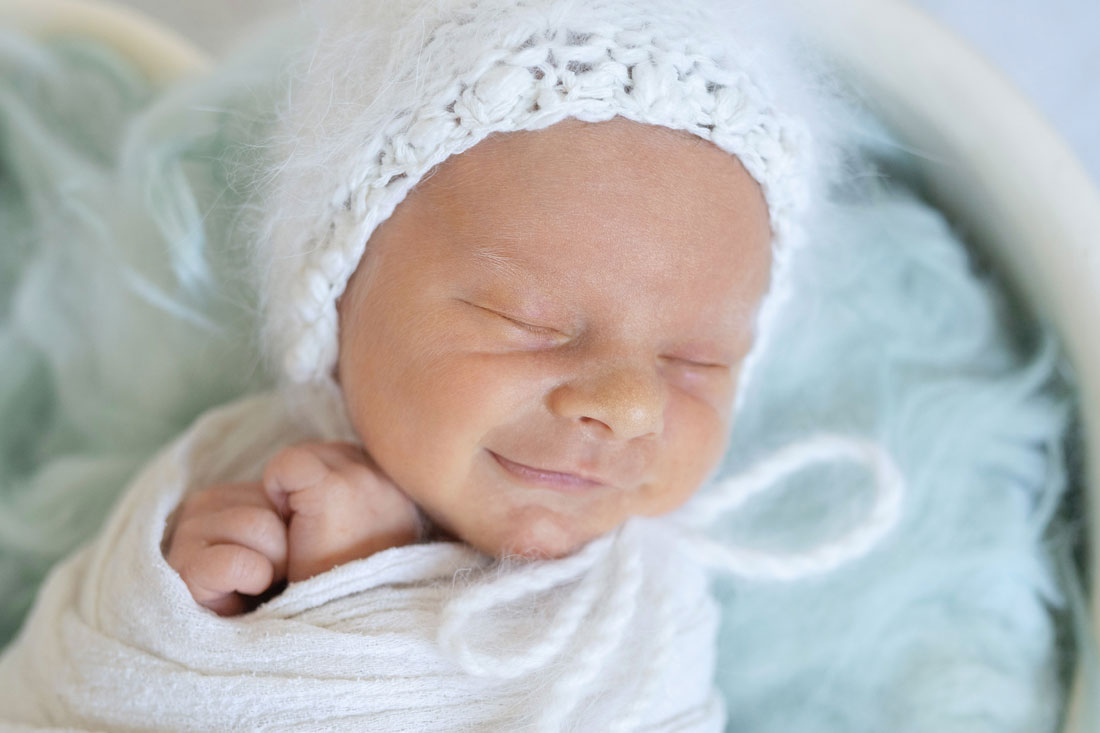 baby-babyfotograf-hildesheim-hannover-natalja-frei-familienfotograf-junge-babyboy-babyjunge-babyfotoshooting-neugeborene-newborn-sibbesse-diekholzen-alfeld-Bad Salzdetfurth-Lamspringe-Wesseln-Bodenburg-Sehlem-Petze-Adenstedt- Wrisbergholzen-Gross Düngen-Freden-Delligsen-Sarstedt-Emmerke-Hasede-Gronau (Leine)-Petze-Babysmile-Babylächeln