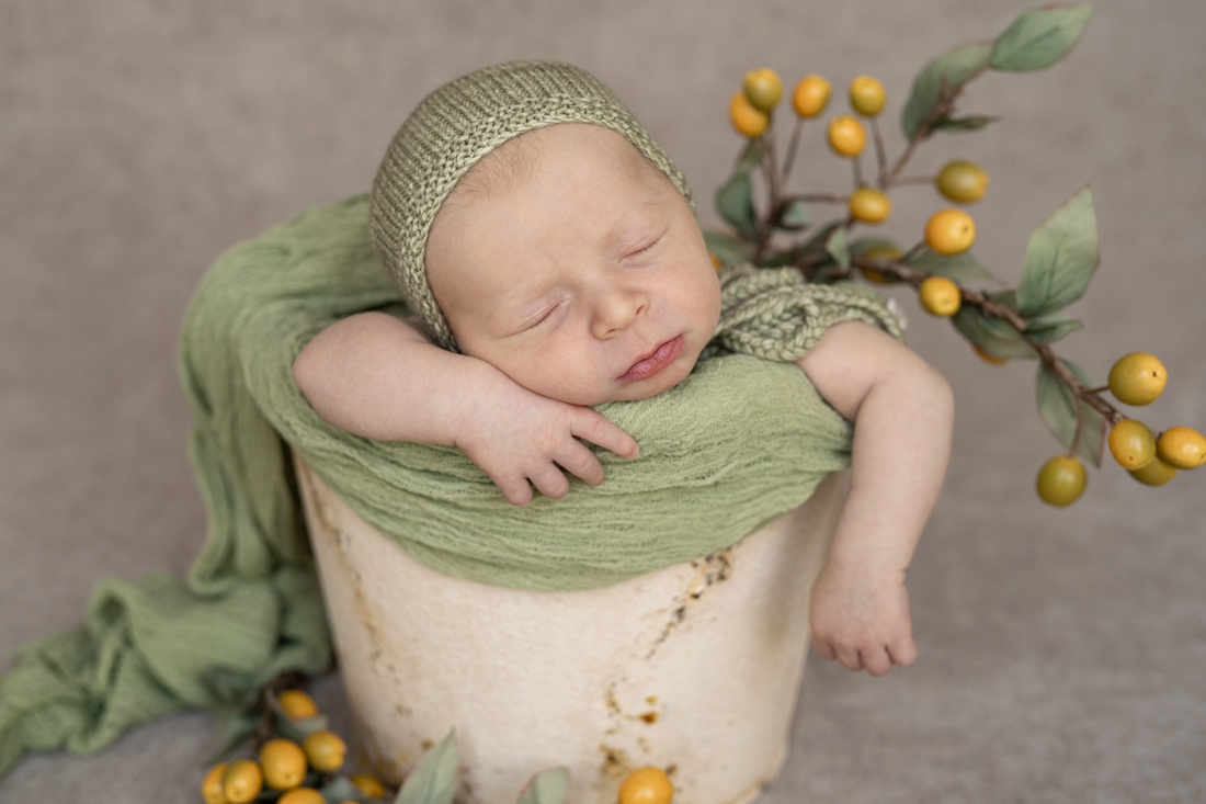 Fotograf-Photograph-Fotografin-Photographin-Baby-Babyfotograf-Neugeborene-Newborn-Natalja-Frei-Natalie-Fotografie-Sibbesse-Moellersen-Hoenze-Niers-Despetal-Heinum-Eitzum-Barfelde-Gronau-Leine-Banteln-Eime-Eimsen-Limmer-Einbeck-Northeim-Bad-Gandesheim-Göttingen-Elze-Betheln-Mehle-Hohenhameln-Groß-Förste-Brüggen-Giesen-Diekholzen-Schellerten-Emmerke-Ahrbergen-Sack-Alfeld-Eimsen-Limmer-Gerzen-Delligsen-Imsen-Westfeld-Segeste-Almstedt-Breinum-Ostrum-Wehrstedt-Wesseln-Heinde-Heersum-Hannover-Braunschweig-Wolfsburg-Gifhorn-Braunschweig-Brüggen-Elze-Nordstemmen-Harsum-Groß-Förste-Klein-Förste-Giesen-Ahrbergen-Sarstedt-Diekholzen-Schellerten-Harsum-Algermissen-Emmerke-Einum-Sehnde-Salzgitter-Bad-Salzdetfurth-Peine-Wolfsburg-Goslar-Bad-Harzburg-Baddeckenstedt-Holle-Itzum-Ochtersum-Hildesheim-Drispenstedt-Nordstadt-Freden-Förste-Imsen-Freden-Babysmile-Babylaecheln-Eimer.jpg